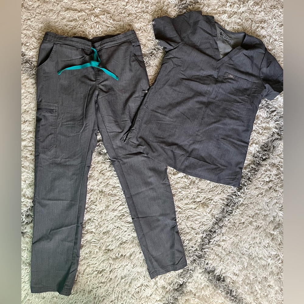 FIGS Graphite Gray Women’s Scrubs - Catarina Top + Yola Pant - SMALL